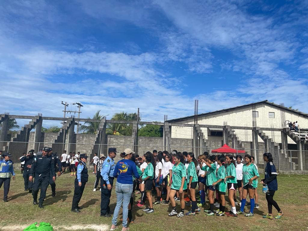 Mediante torneo Intercolegial de fútbol, Policía Preventiva promueve espacios de sano entretenimiento y la resistencia a la violencia en estudiantes de esta zona insular